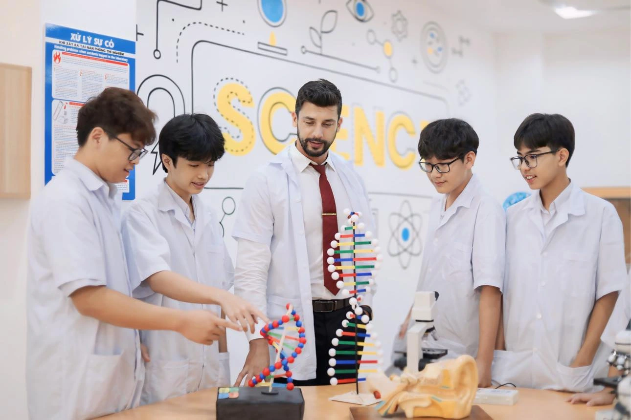 Học phí cao là một trong những mặt hạn chế khi theo học trường ngoài công lập