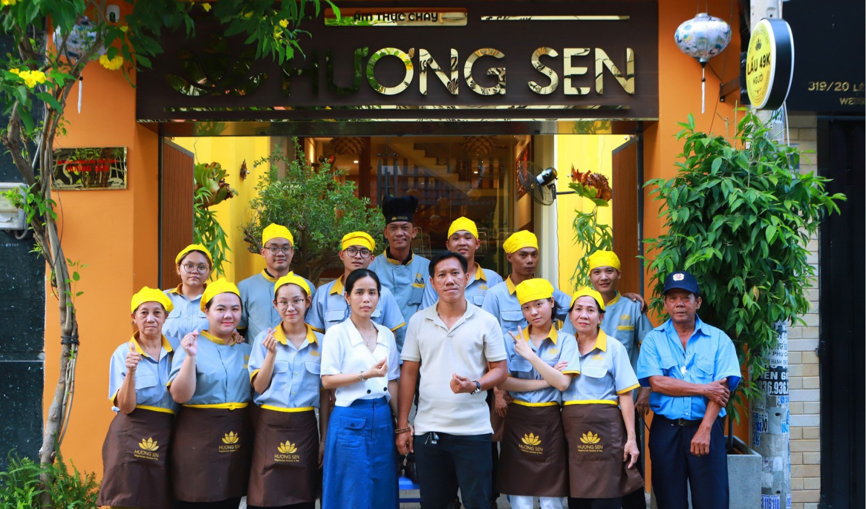 Nhà Hàng Chay Hương Sen là một không gian độc đáo, kết hợp giữa hiện đại và cổ điển