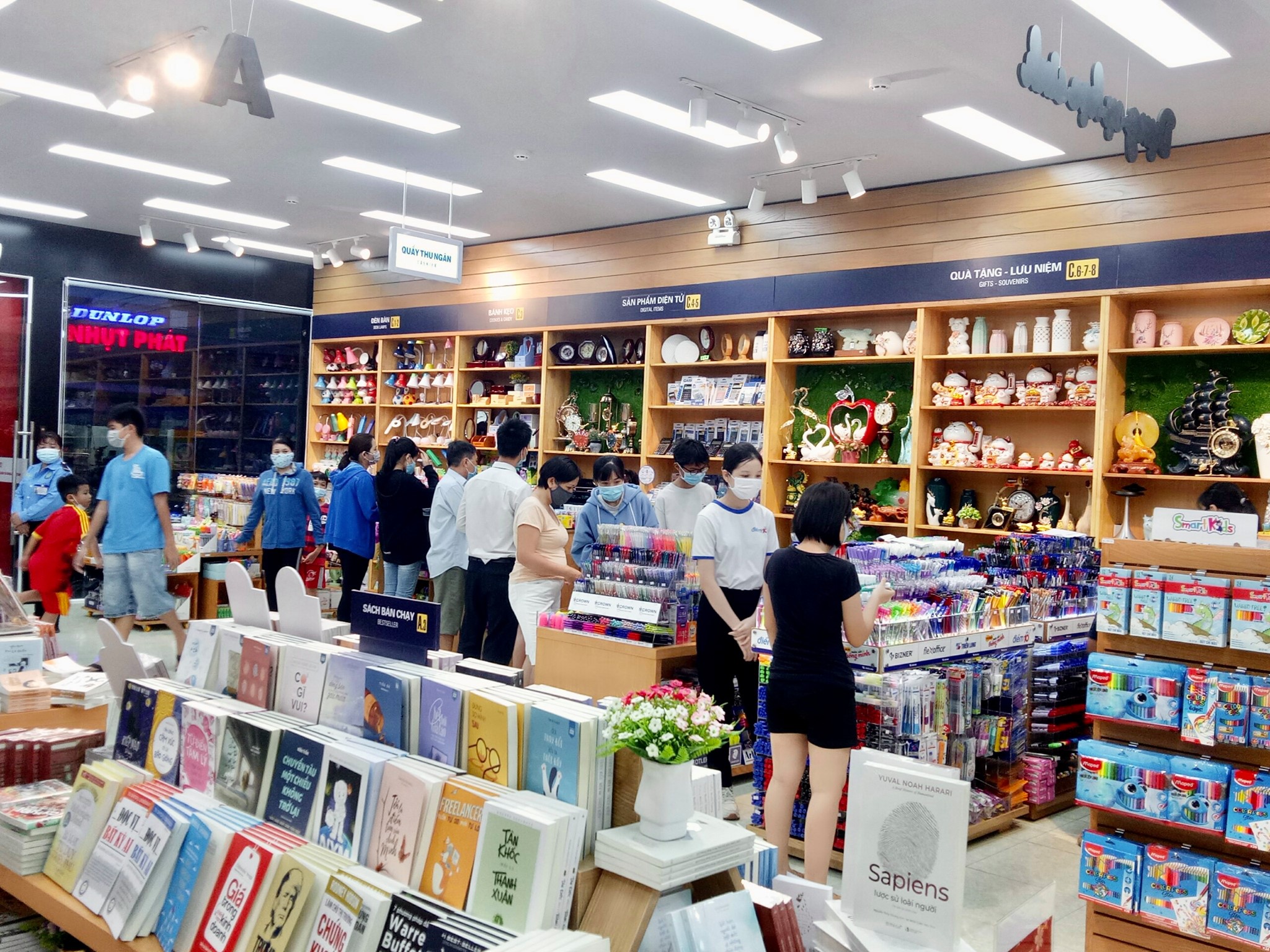 Nhà Sách FAHASA Hóc Môn: Địa Chỉ Tin Cậy Cho Tín Đồ Sách Tại Huyện Hóc Môn, TP.HCM