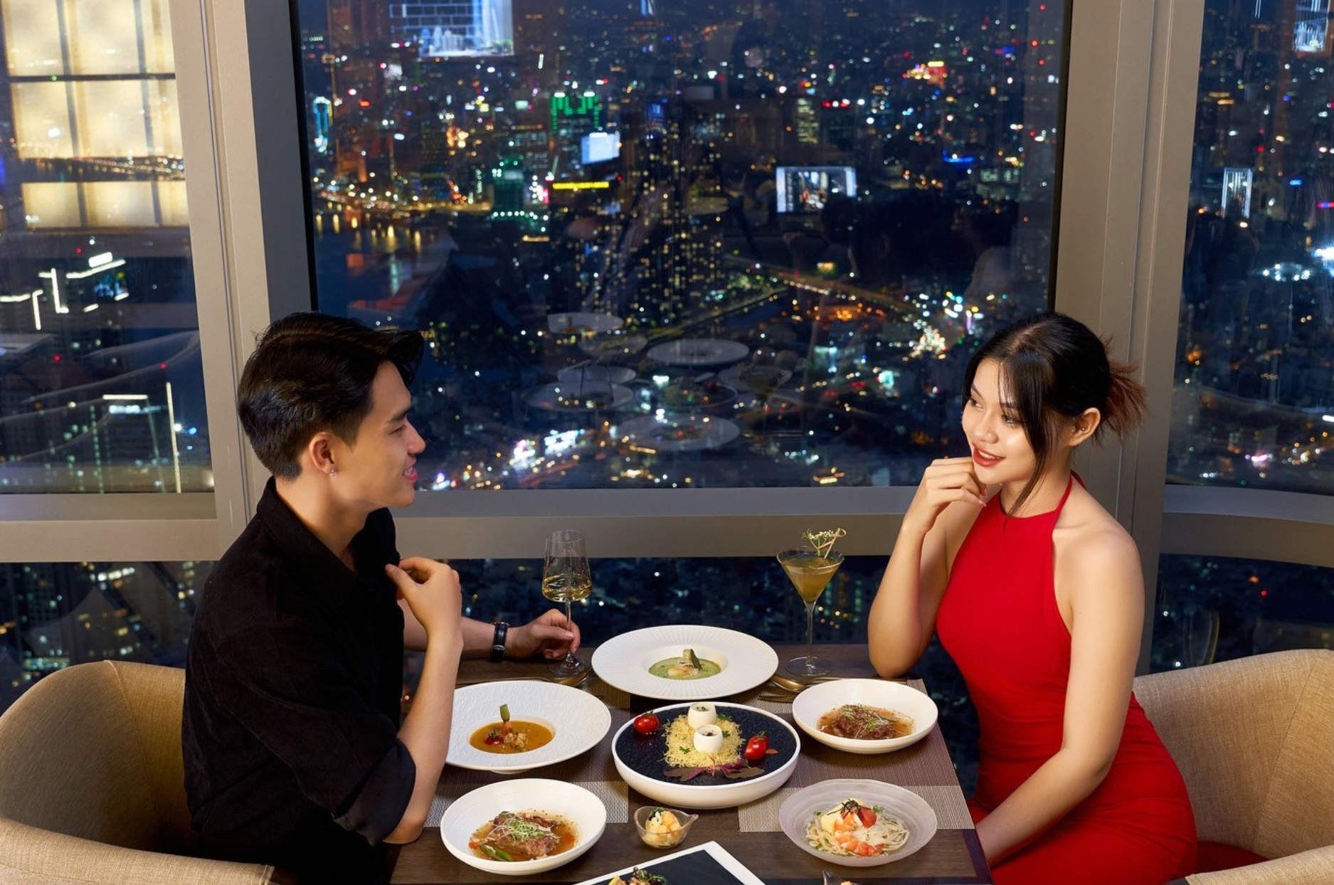 Cặp đôi hẹn hò ăn tối tại nhà hàng trong tòa nhà Bitexco