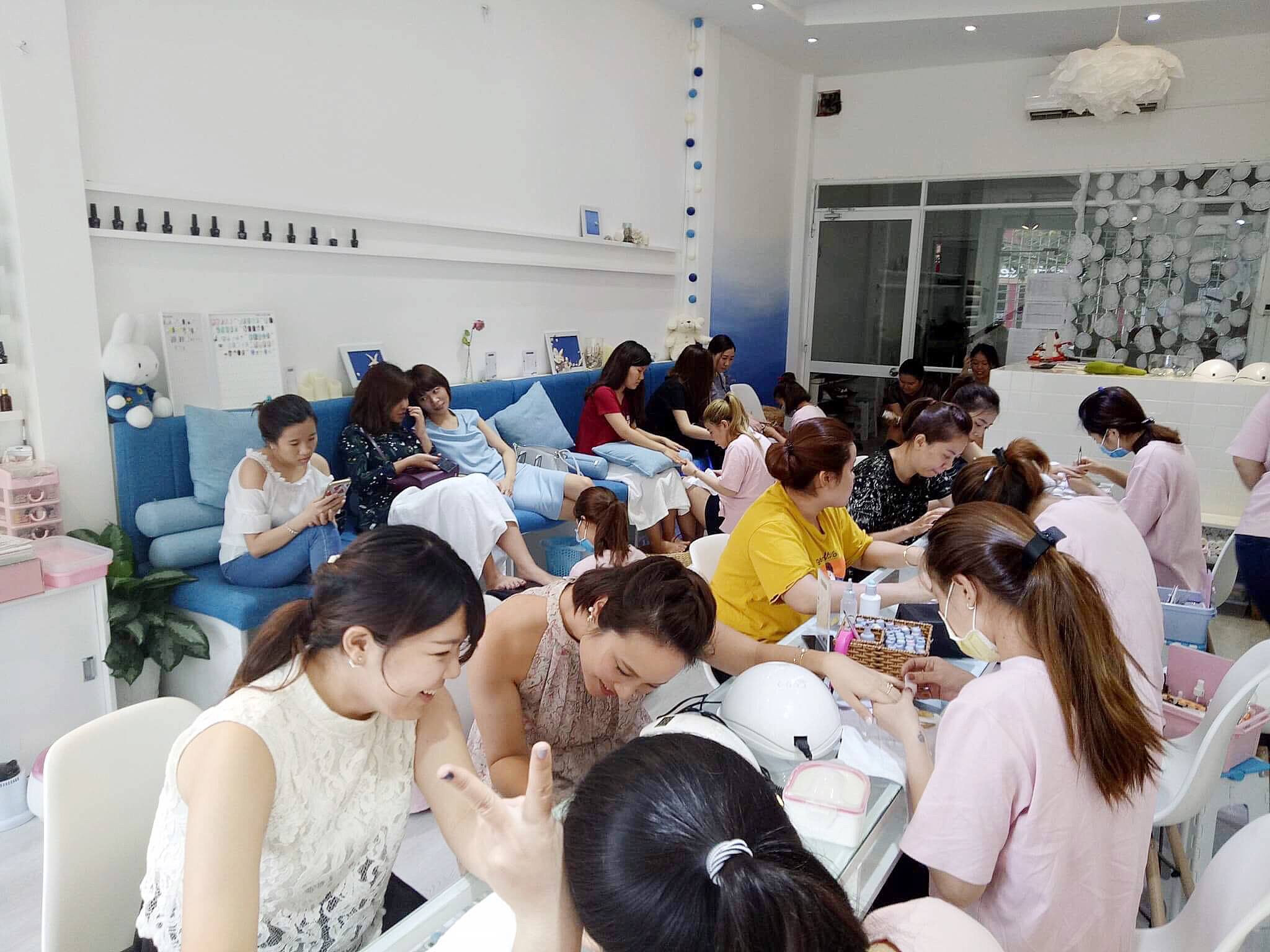 BORA Nail Bar là tiệm làm nail chuẩn style Hàn Quốc thu hút rất đông khách