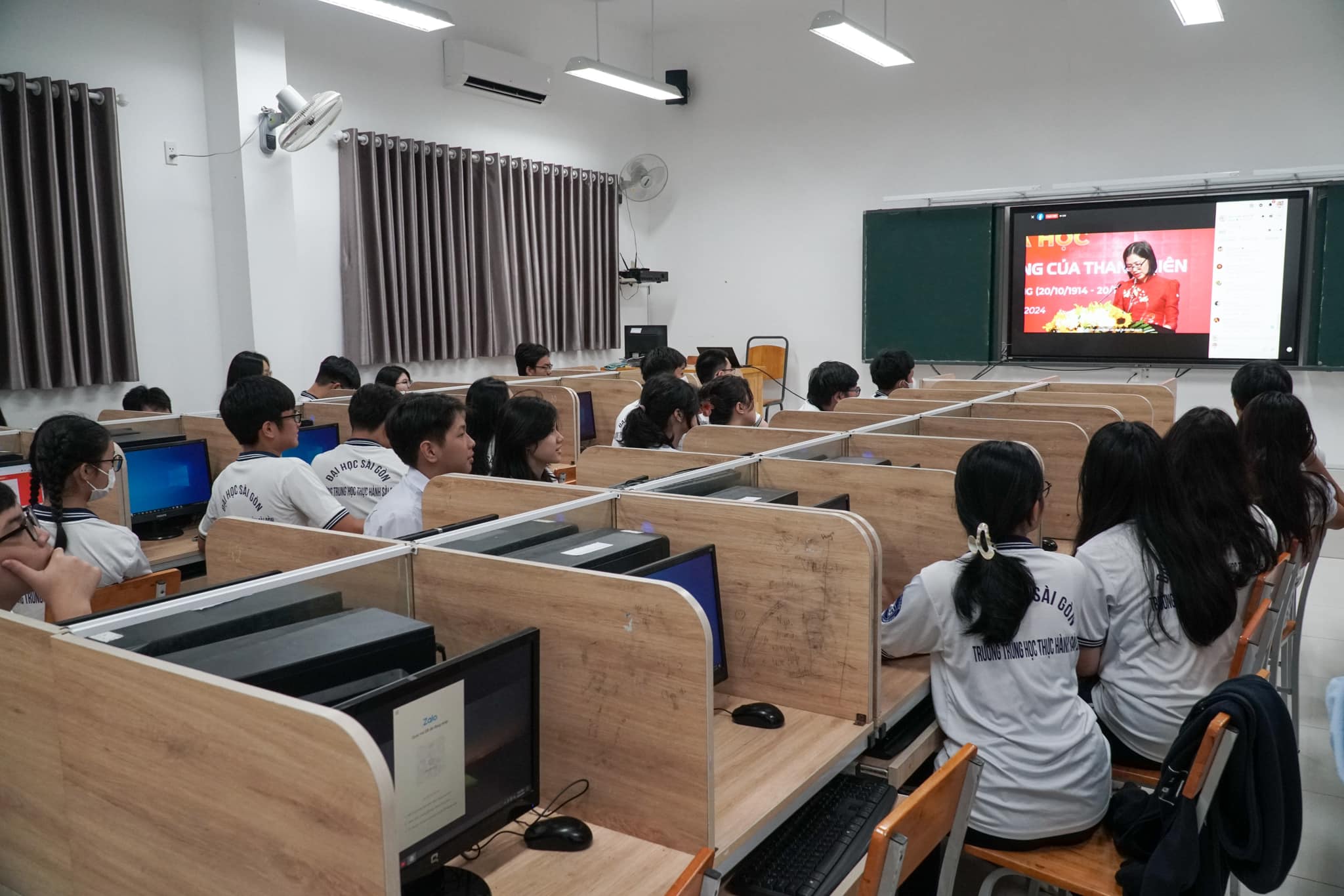 Nhà trường trang bị phòng thực hành máy tính cho học sinh học tập