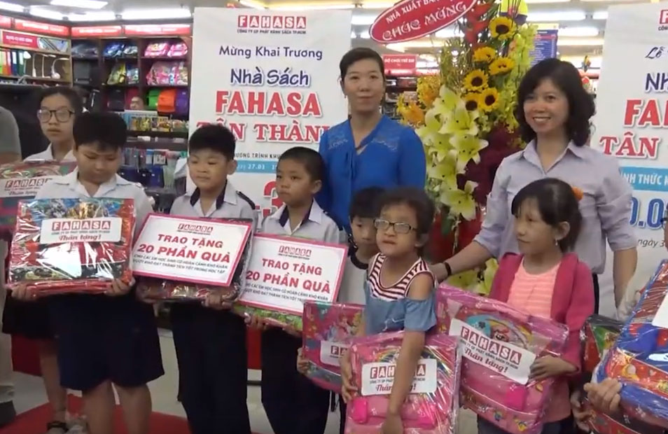 Nhà sách FAHASA Tân Thành tặng quà nhân dịp khai trương