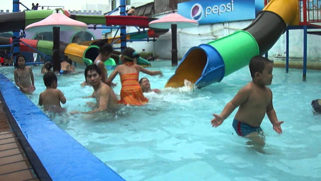 Công viên Lê thị Riêng có hệ thống bể bơi có cầu trượt đảm bảo an toàn và sạch sẽ cho trẻ em