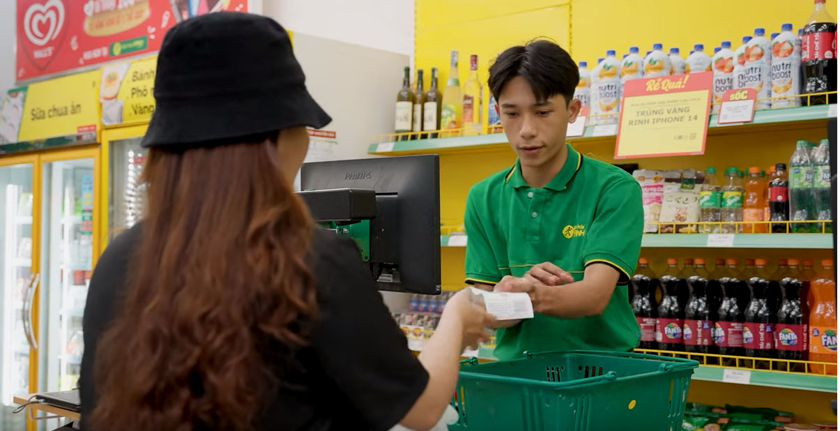 Bách Hoá Xanh Quốc Hương phục vụ khách chu đáo nhiệt tình