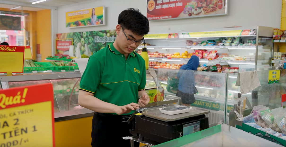 Siêu thị Bách Hóa Xanh tại 97 Hòa Hưng, Quận 10 là nơi mua sắm phổ biến của người dân địa phương