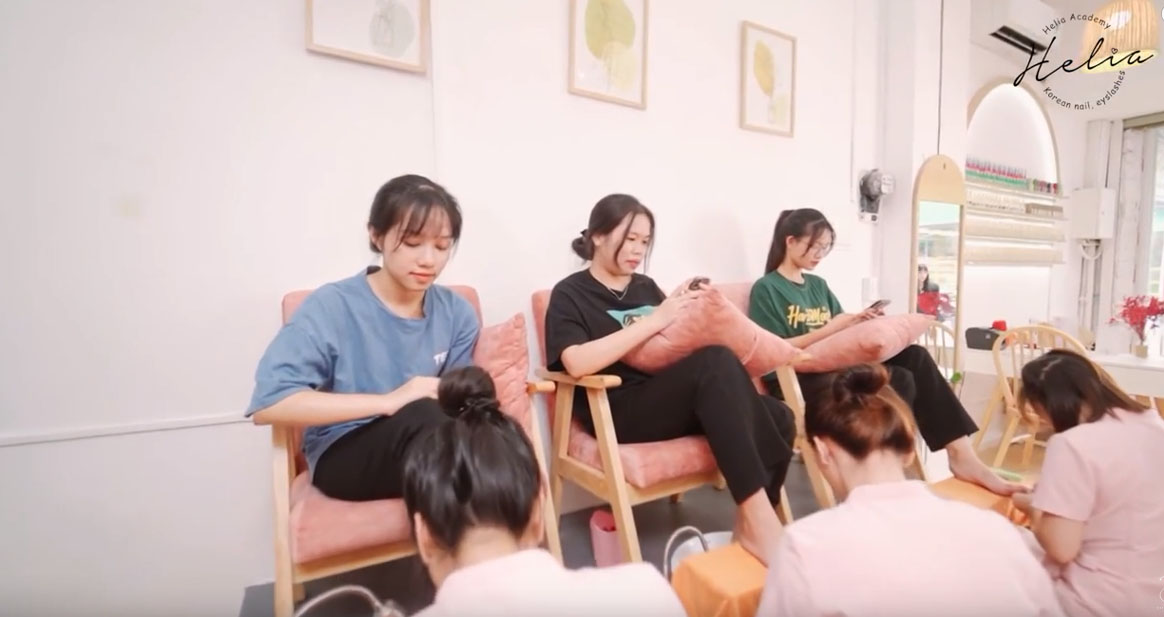 HELIA cam kết đem đến dịch vụ chăm sóc móng với chất lượng sản phẩm tốt nhất đến khách hàng