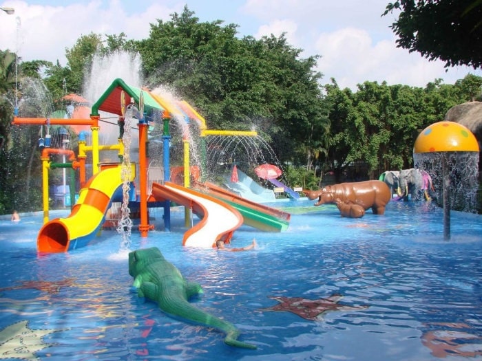 Công viên nước Đầm Sen có khu bể bơi có cầu trượt cho trẻ em