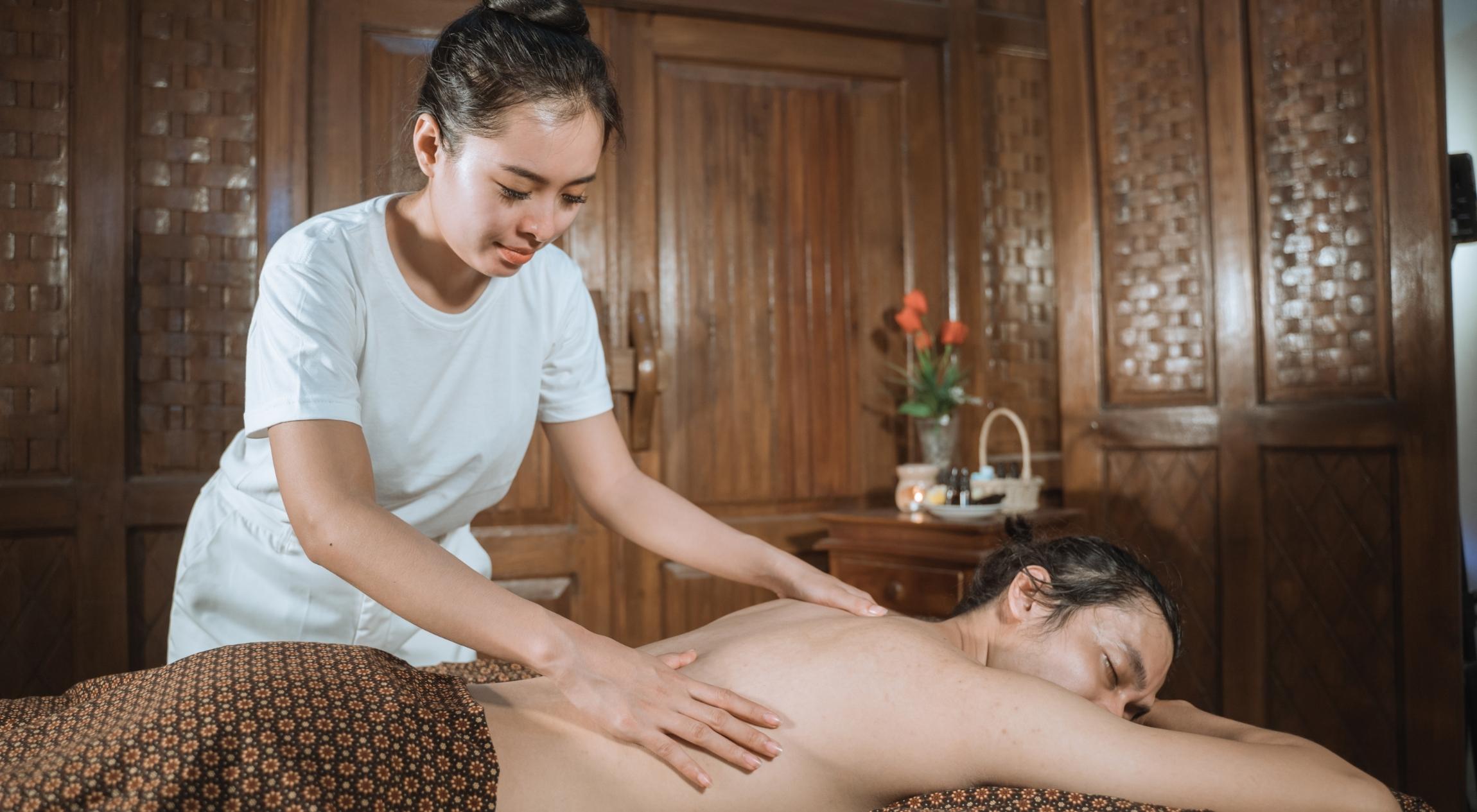 Nữ Massage tại nhà đem lại nhiều lợi ích giúp giảm căng thắng và thư giãn