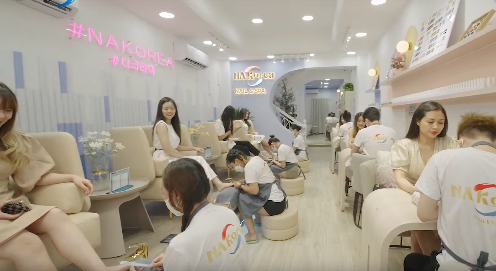 Nhân viên có tay nghề cao là một trong những sự lựa chọn của chị em đến làm Nail